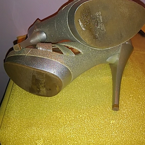 Woman's Heels - Picture 5 of 5